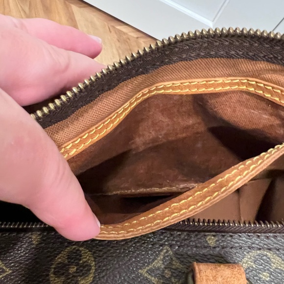 Louis Vuitton Monogram Speedy Tote - Picture 9 of 16